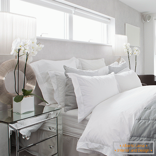 Блескава бела спална соба со прекрасна светлина