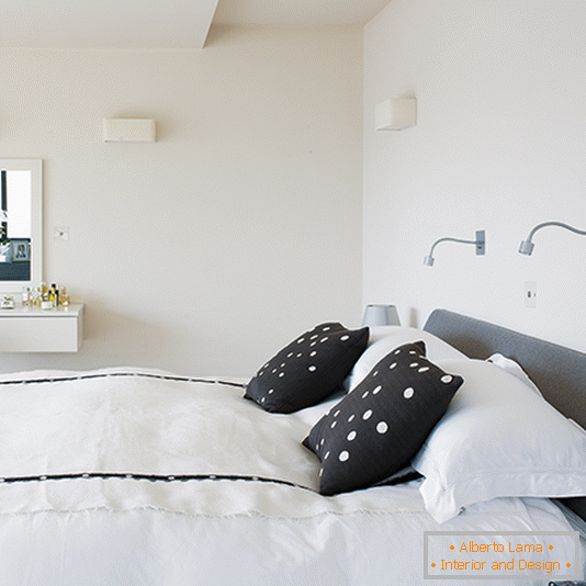 Монохроматска спална соба со минималистички ѕидни светла