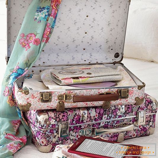 Убав стилизиран куфер
