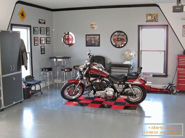 Мотоцикл во гаража