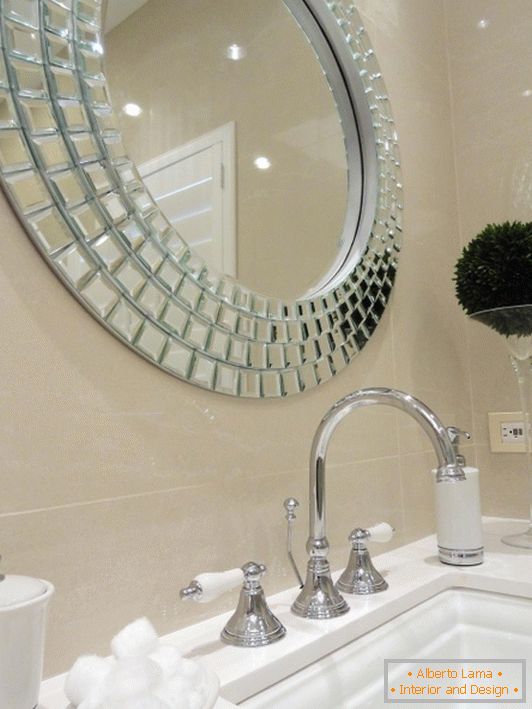 Стилски огледало над мијалникот во бањата