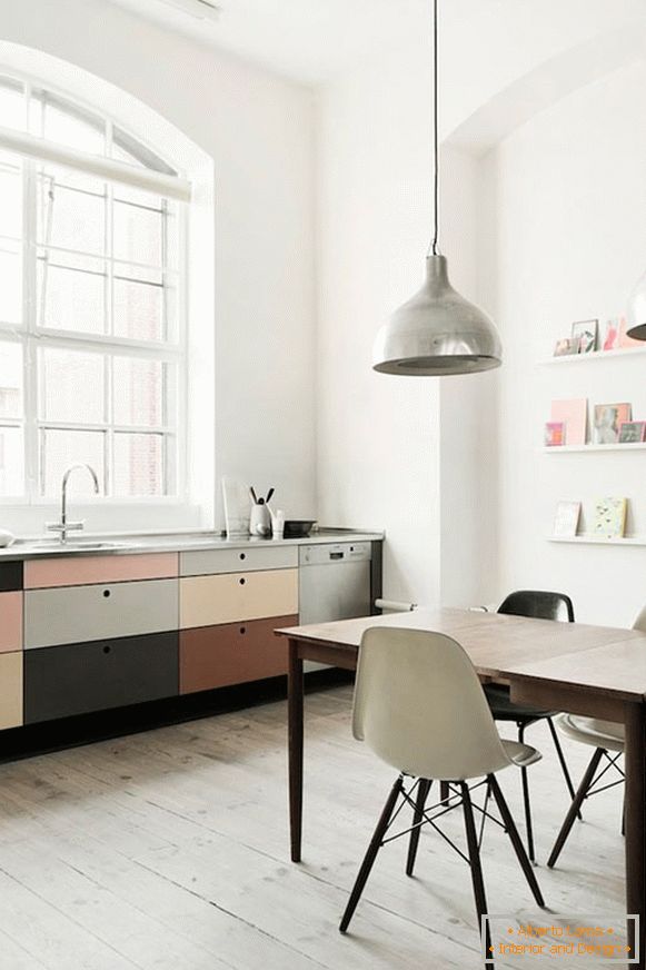 Мала кујна-канцеларија во пастелни бои