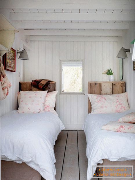 Два кревети во мала спална соба