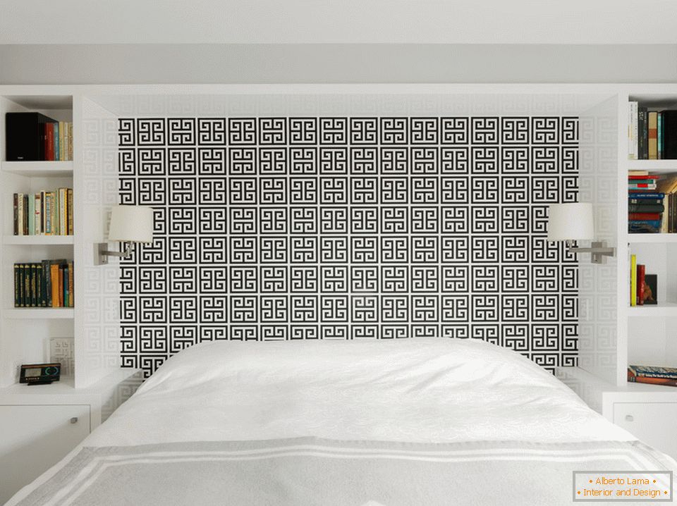 Спална соба во бела боја со црна шема на главата на креветот