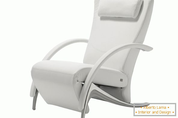 Мека фотелја RB 3100 во бела боја