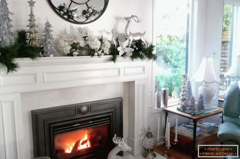 Бело-сребрена декорација на дневната соба со камин за новата година