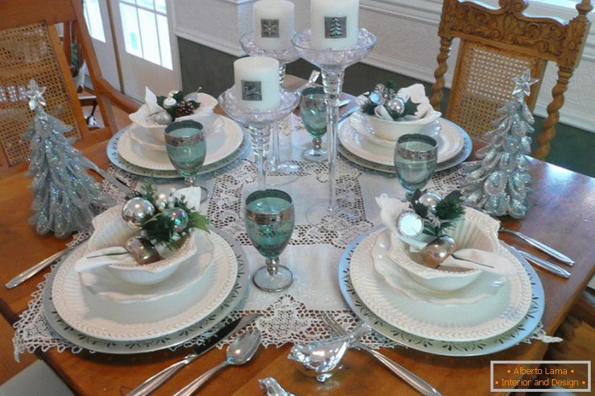 Декор на празничната маса во тиркизни бои
