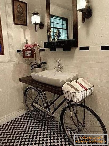 Велосипед во внатрешноста на бањата