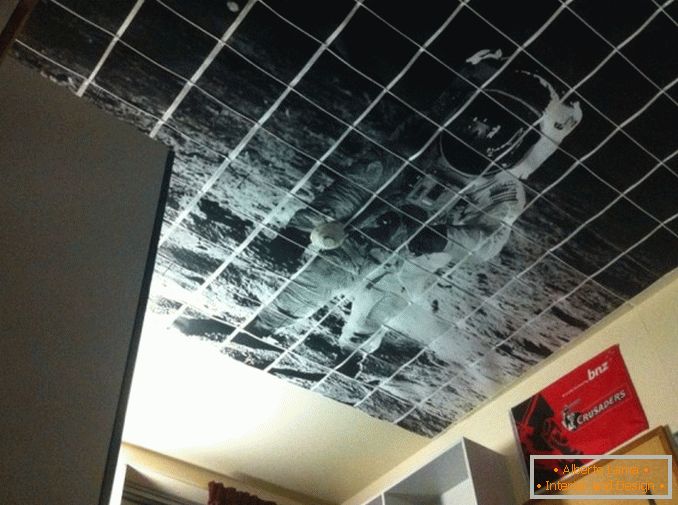 Сликата на космонаутот на таванот