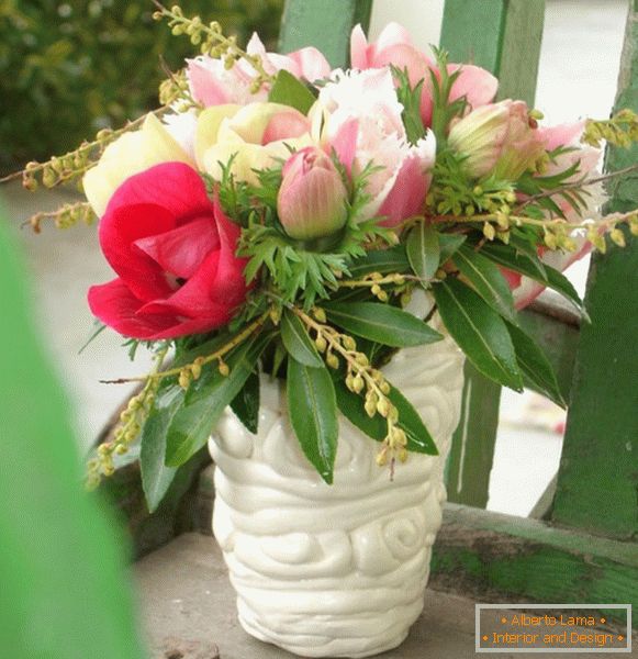 Букет од розови и црвени цвеќиња