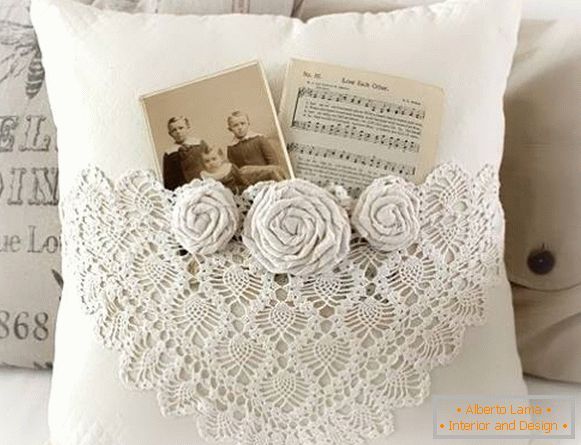 Плетарски плетени перници на троседот, изработени од капчиња