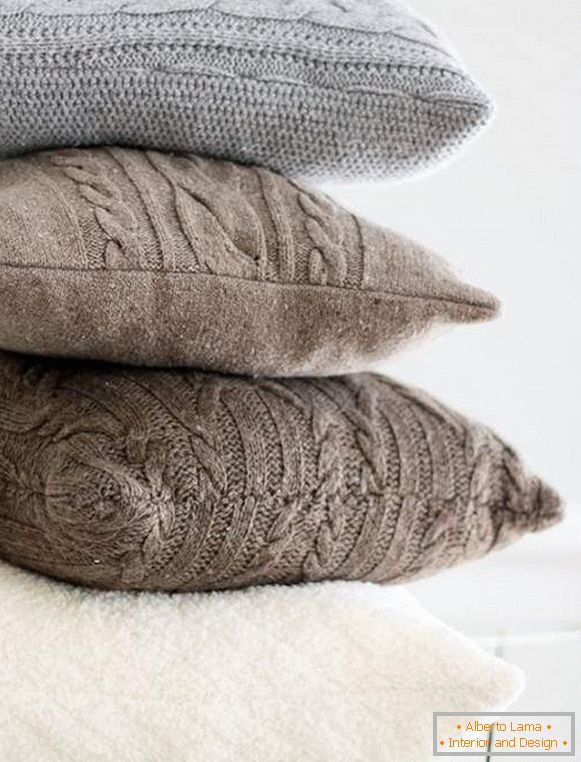 Декоративни перници со рацете од стариот слој