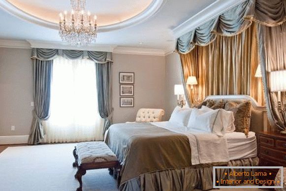 Убави завеси и крошна во спалната соба во класичен стил