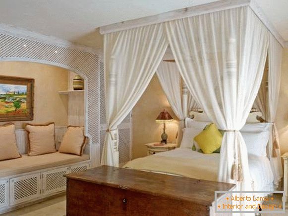 Спална соба дизајн со бел мебел и крошна