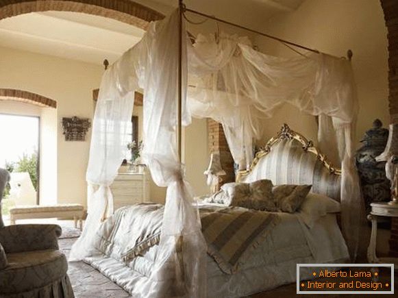 Прекрасна романтична спална соба со четири постери