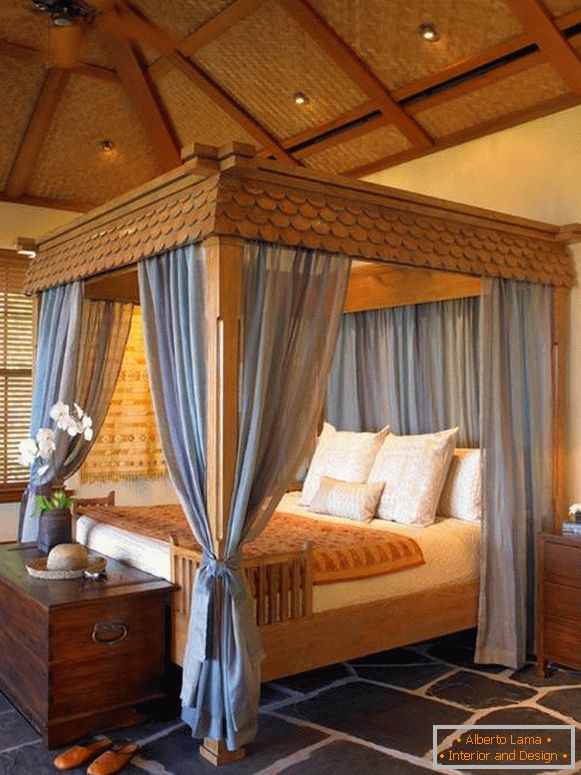 Дрвени кревети со богата декорација и крошна