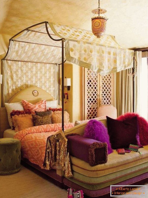 Спална соба во еклектичен стил со крошна
