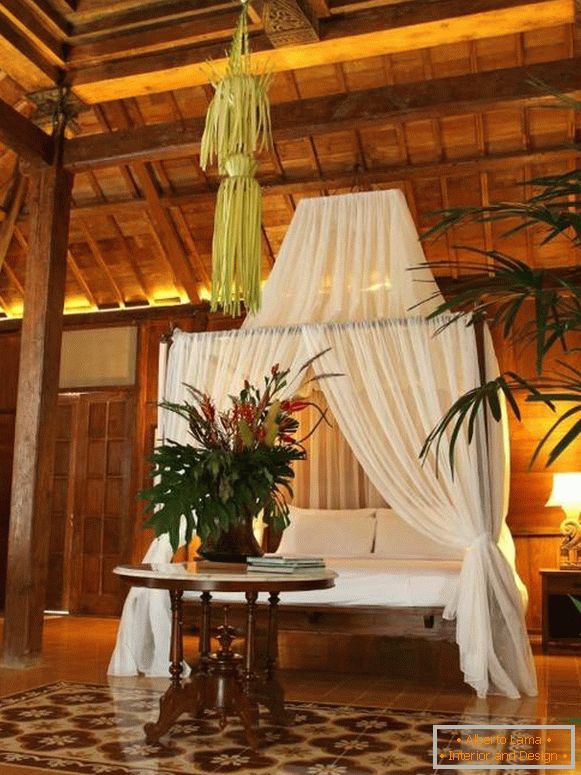 Спална соба со крошна во тропски стил