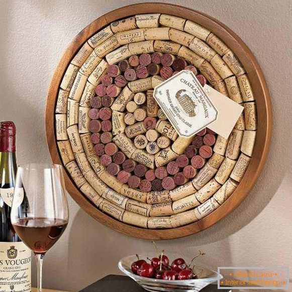 Како да декорирате ѕид во внатрешноста со вински стопери