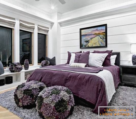 Црна и бела спална соба со виолетови акценти