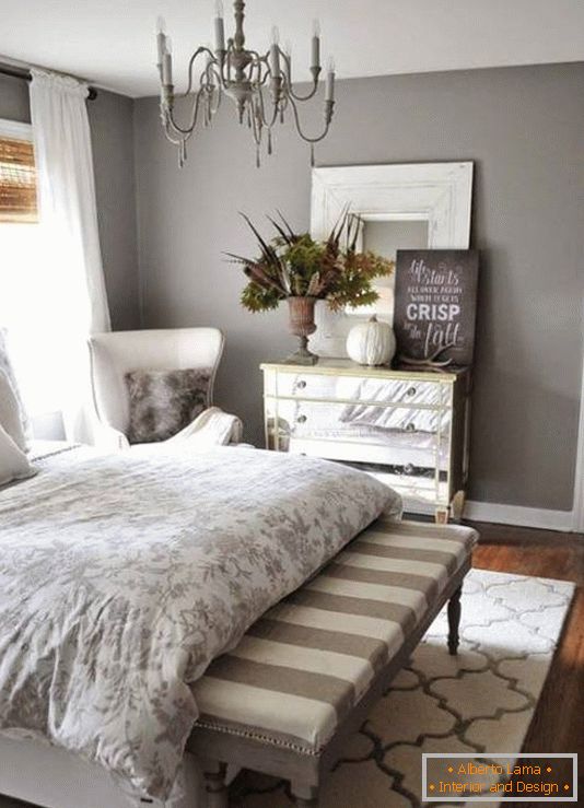 Елегантен спална соба со прекрасно дизајниран градите на фиоки
