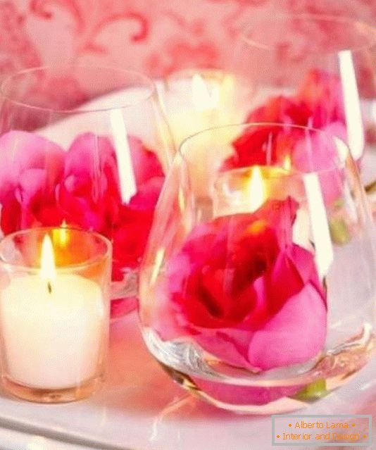 Цвеќиња и свеќи како декорација на маса за Денот на вљубените