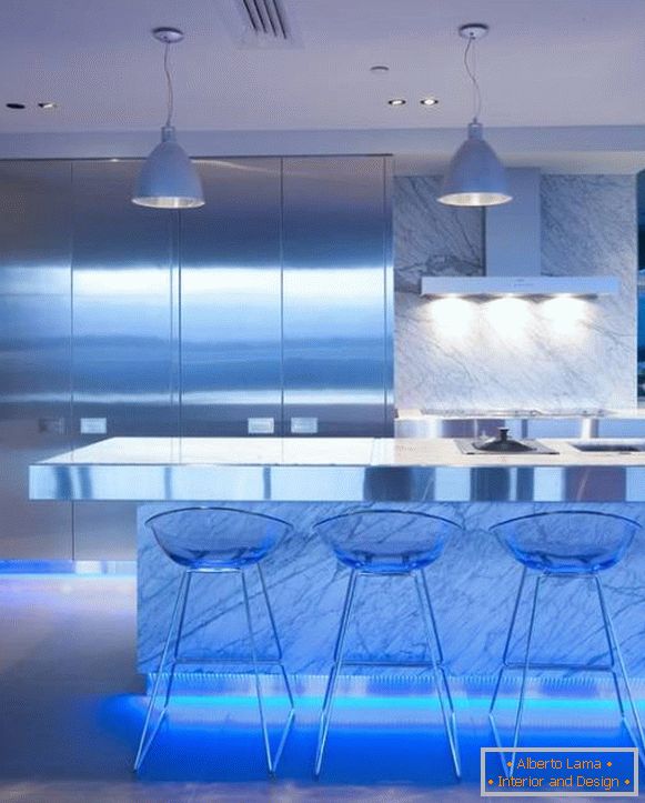 Кујна дизајн: предводена осветлување на мебел од подолу