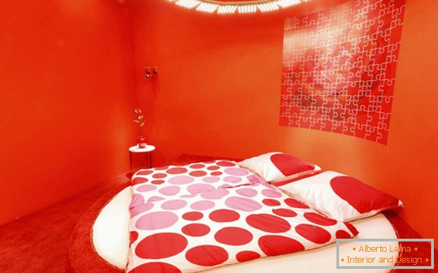 Неспоредлив дизајн на спална соба во светло црвена боја