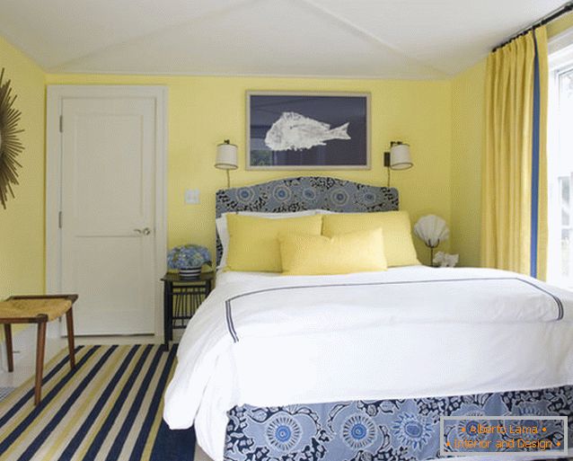 Шармантен дизајн на мала спална соба во сина и жолта боја