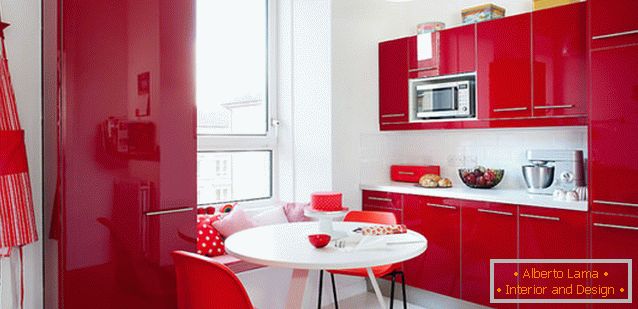 Сочно црвена и бела кујна дизајн