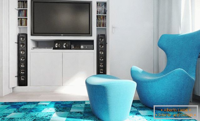 Неверојатен дует со бела и богата сина боја во дизајнот на дневната соба