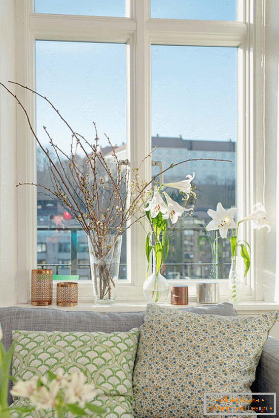 Декорација на прозорец праг со цвеќиња