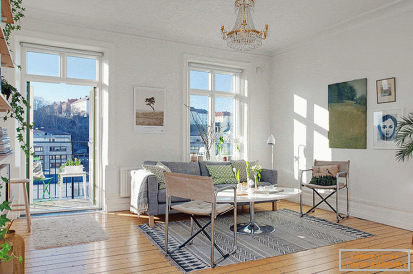 Внатрешноста на дневната соба во скандинавски стил