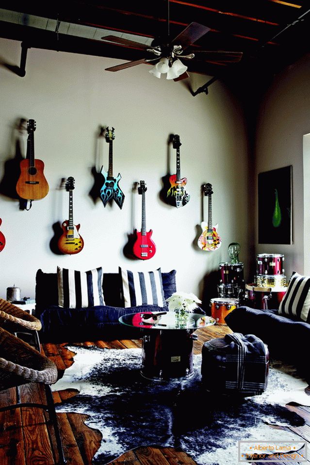 Гитари на ѕидот во дневната соба