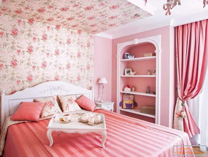 Спална соба во розева боја