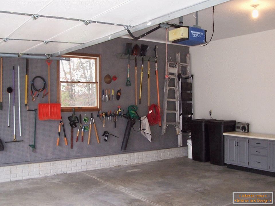 Систем за складирање на ѕид во гаражата