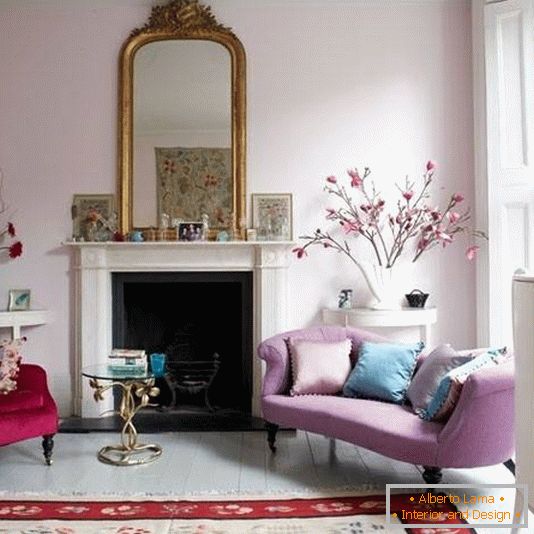 Романтичен дизајн на дневната соба со црвени и пурпурни тонови