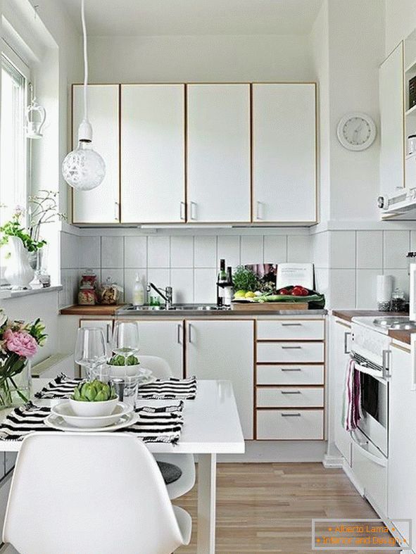 Компактен кујна во бела боја
