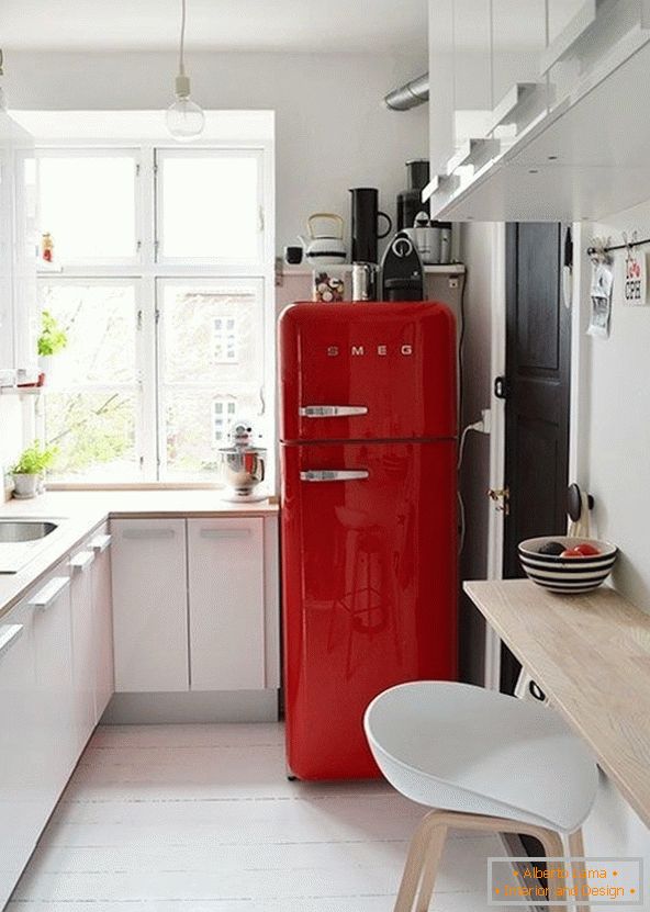 Светла фрижидер во бела кујна