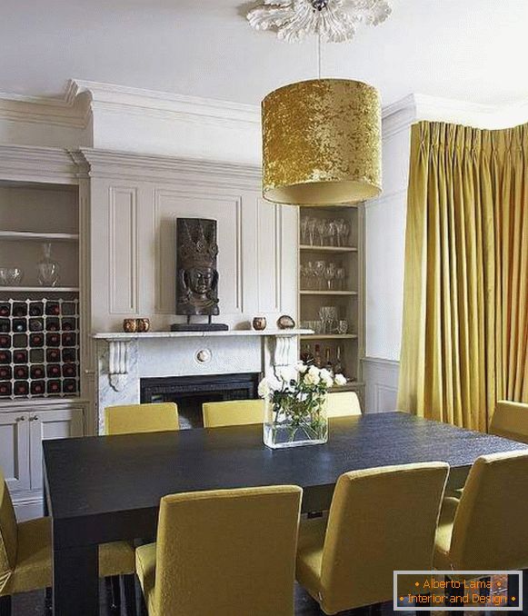 Жолта завеси и мебел во дневната соба трпезарија