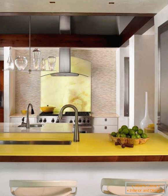 Бледо жолта боја во внатрешноста на кујната на приватна куќа