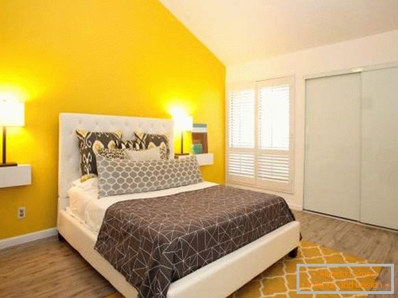 Жолта боја во внатрешноста на спалната соба