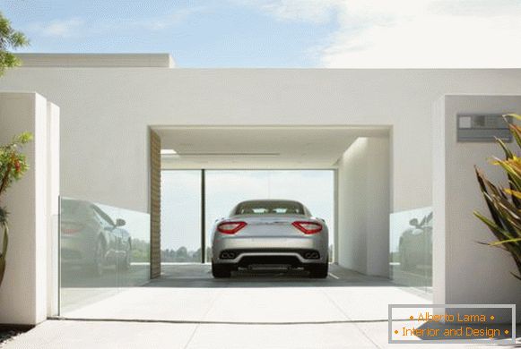 Автомобил во елегантна бела гаража