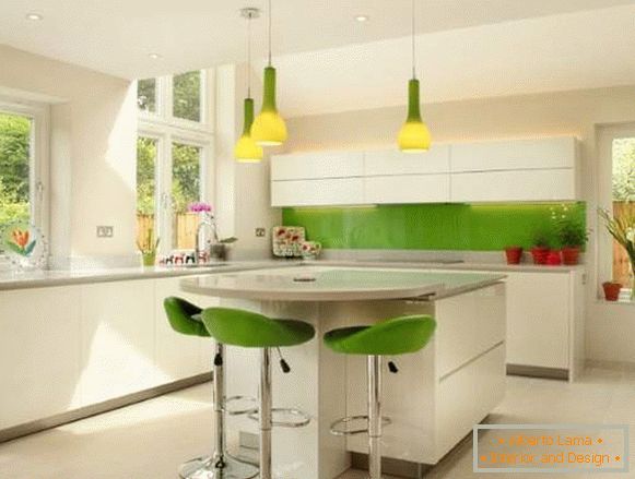 Бела аголна кујна со зелени елементи - фото