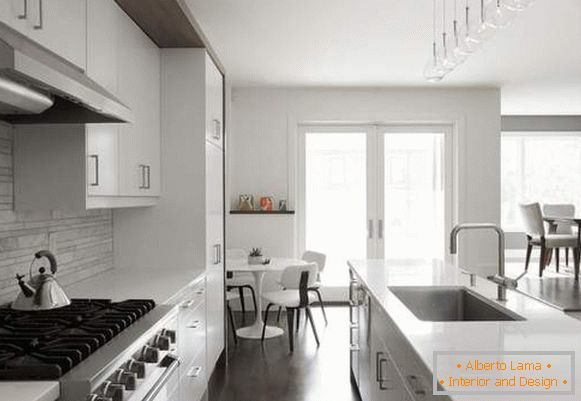 Бела сива кујна - слика во внатрешноста на модерна куќа