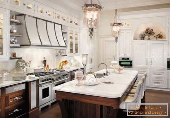 Класичниот дизајн на кафеава бела кујна во фотографијата