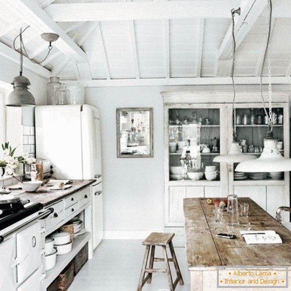 Бела кујна во дрвена куќа