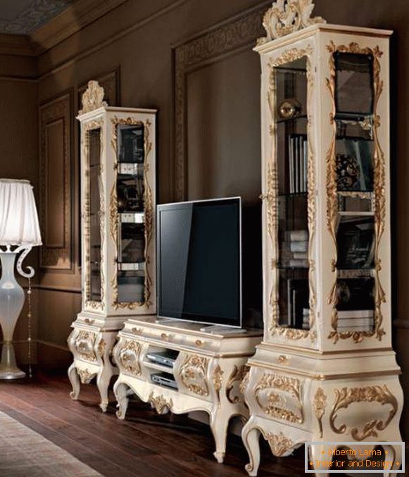Бело мебел во внатрешноста на дневната соба - слика во класичен стил