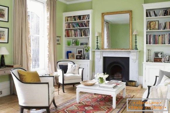 Зелена внатрешност на дневната соба со бел мебел