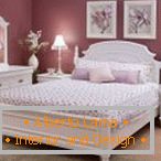 Јоргованот спална ентериер со бел мебел